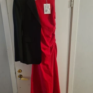 Fin klänning och en kavaj  - Klänningen är i storlek XS aldrig använd och är festlig.  Kavajen är i storlek 32 och heller aldrig använd, båda har prislappar kvar.  Nypris på klänning - 890 kr  Nypris på kavajen - 1500 kr  Båda säljs för 1000 kr eller 500 kr styck 