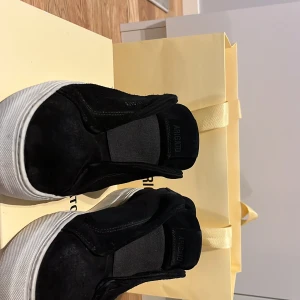 Säljer min arigatos  - Jag köpt dom i somras är typ som ny men lite som fläckar som man inte tänker på priset kan diskuteras frågor i dm 