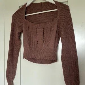 Stickad topp - Fint skick, endast någon maska som jag har fixat med en hårnål💞 Skriv till mig för fler  bilder!💞