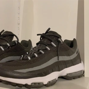 Nike air max 95 - Hej, säljer ett par riktigt fina air max 95. Säljes på jag vill ha ett nytt par skor. Storlek 44 men kan passa 44-43-42 är lite små i storleken. Kan bytas mot en fint par skor eller vad som helst ge förslag. 2,500kr eller bud. Kan skickas. 