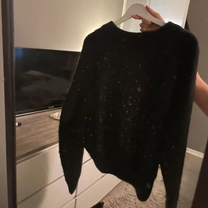 Stickad tröja perfekt till hösten - Säljer min fina Other stories stickade tjocktröja i svart med snygga silvriga detaljer (väldigt små) i storlek M men passar även mig som har storlek S. Säljer för 300kr & skriv vid frågor💕 köpt för 699