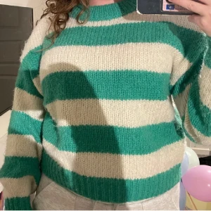 Stickad tröja  - Grön stickad tröja från vero Moda. Knappt använd och kommer ej till användning. Storlek s passar även m. Inget slitage