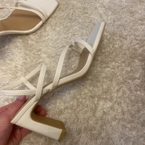 Klackar - Storlek 36, använda nån enstaka gång. Superfint skick men kommer inte till användning. Vid frågor eller för fler bilder är det bara att skriva och jag tar emot prisförslag❤️