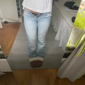 Jeans!❤️ Midja (rakt över): 36cm innerbenslängd: 81cm