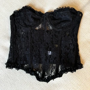 Korsett med spets - Fin spetts korsett från NA-KD perfekt för fest🎉🍾