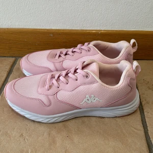 Kappa Sportskor  - Oanvända Kappa sportskor i storlek 37.