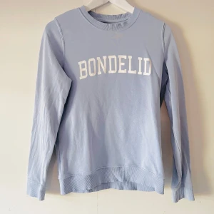 Bondelid ljusblå sweatshirt Collegetröja tröja fint skick S - Pris kan diskuteras 💞