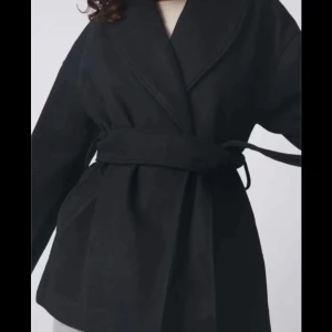 kappa  - en helt ny kappa från Gina Tricot, använd 2 gånger ungefär men är helt ny och köpt förra veckan, kan tänkas sälja för minst 400 💞nypris:699kr🤍