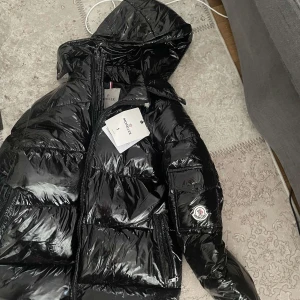 Moncler  - Hej, säljer denna asfeta Moncler jackan som är perfekt till vintern, kom dm vid frågor eller funderingar🫡