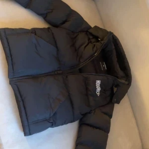 Hoodrich Jacka - Säljer denna Hoodrich jacka, Köpt från JD Sports använd max 3-4gånger då den är för liten på mig. Den är då forfarande ren och fräsch. Cid intresse skriv gärna 😁