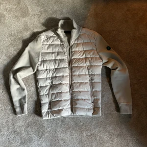 Cardigan jacka - Save The Duck - Säljer min riktigt feta cardigan från Save The Duck då den är för liten för mig. Jackan är använd 3 gånger och har inga skador! Den är storlek S, rekommenderar att vara mellan 165-175cm!  Vid frågor/funderingar är det bara att skicka ett meddelande!