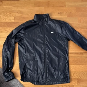 J Lindeberg jacka  - En helt ny j Lindeberg vindjacka i s. 