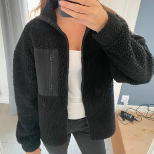 Teddyjacka  - Säljer då den inte passade mig