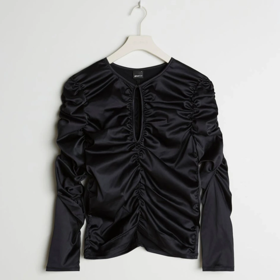 Svart satinblus med rynkdetaljer