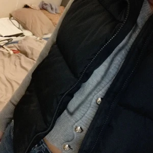 Varm väst - Puffig varm väst Nästan aldrig använd. Passar xs - s 