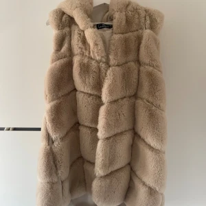 Pälsväst - Pälsväst + luva, köptes för längesedan och använt några få gånger.  Stl L men passar även en M. ❌står ej för frakt❌