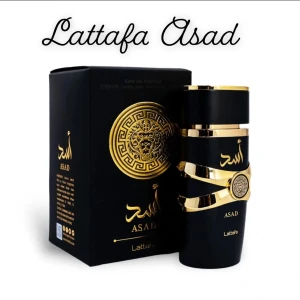 LATTAFA ASAD OUD - Detta är en mycket exklusiv och mycket unik herrparfym som då är helt äkta, då det kan finnas falska som man gjort med hjälp av ”Dups”. Vid intresse kontakta mig så kan jag visa stämpeln på att dessa parfymer är helt äkta. Helt nya i förpackningar.