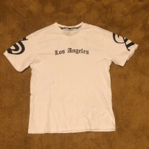 Säljer snygga och nästan oanvänd Los angels tröja för ändats 200kr. Kan diskutera pris vid snabb affär!   - 8/10 skick  XS 