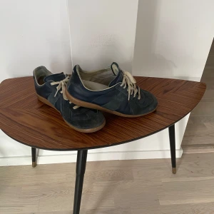 Maison Margiela GATS - Hejsan! Säljer nu dessa snygga Maison Margiela GATS i storlek 44. Skorna är väl använda men inga skador utan bara smuts på skorna. Skriv om ni har några frågor!