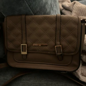 Brun väska - En vanlig söt brun väska lite använd därav billigt pris