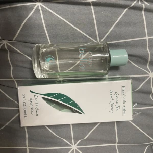 Parfym Green Tea från Elizabeth Arden - Fräsch och uppfriskande parfym från Elizabeth Arden med doft av grönt te. Flaskan är genomskinlig med en ljusgrön kork och rymmer 100 ml. Perfekt för en energigivande känsla.