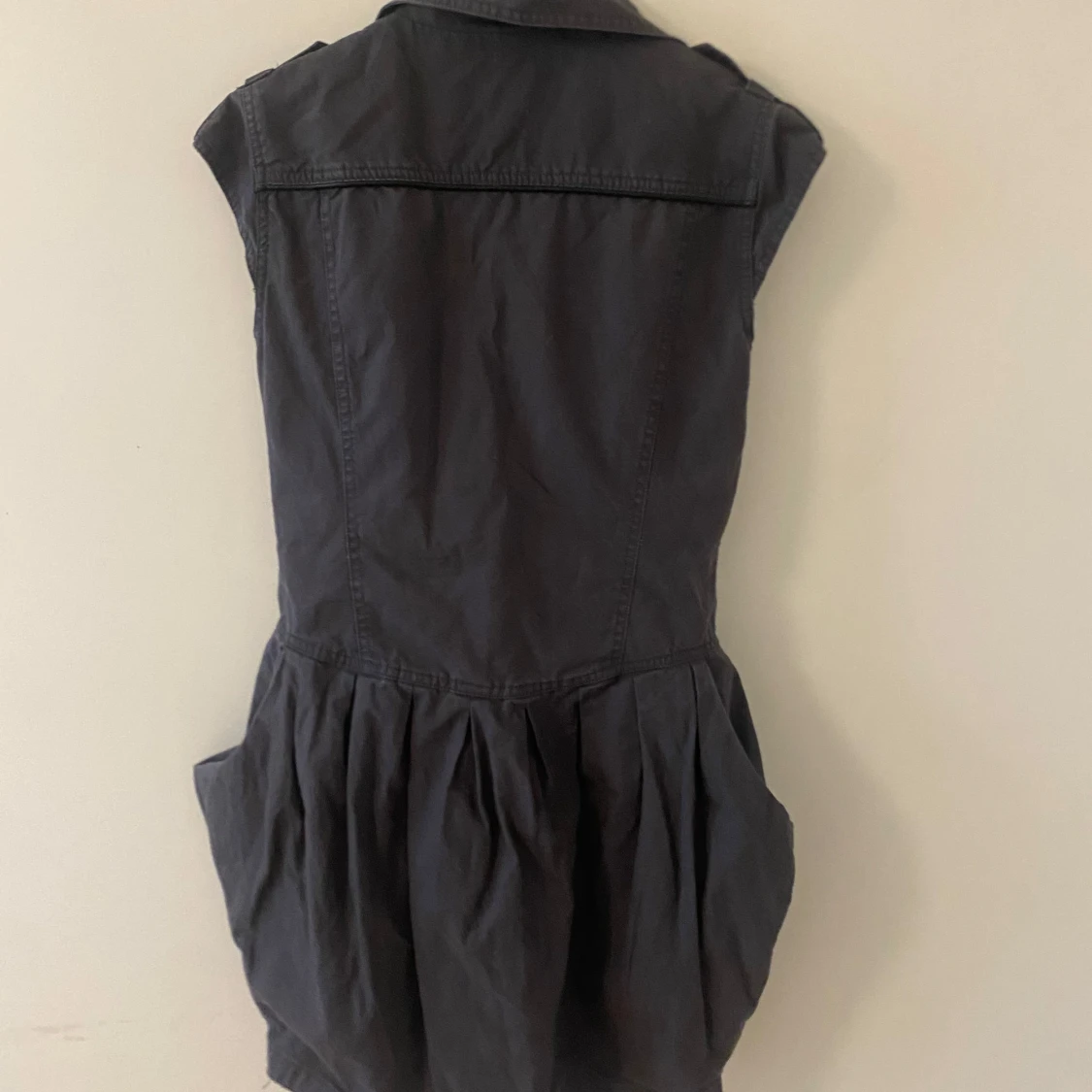 Mörk klänning med dragkedja - 1