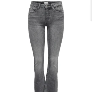 Grå jeans från Only - Snygga grå utsvängda jeans från Only med en klassisk femficksdesign. 