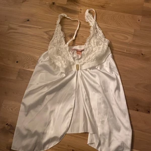Vitt nattlinne från Hunkemöller - Elegant vitt nattlinne från Hunkemöller med vacker spetsdetalj på överdelen och tunna axelband. Aldrig använd🤍🤍