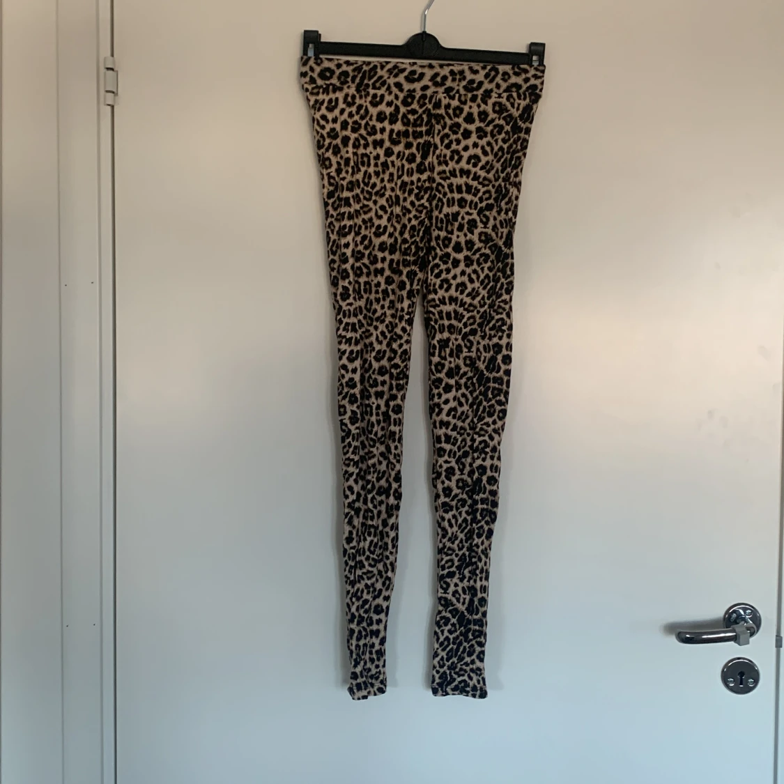 Leopardmönstrade leggings i XS