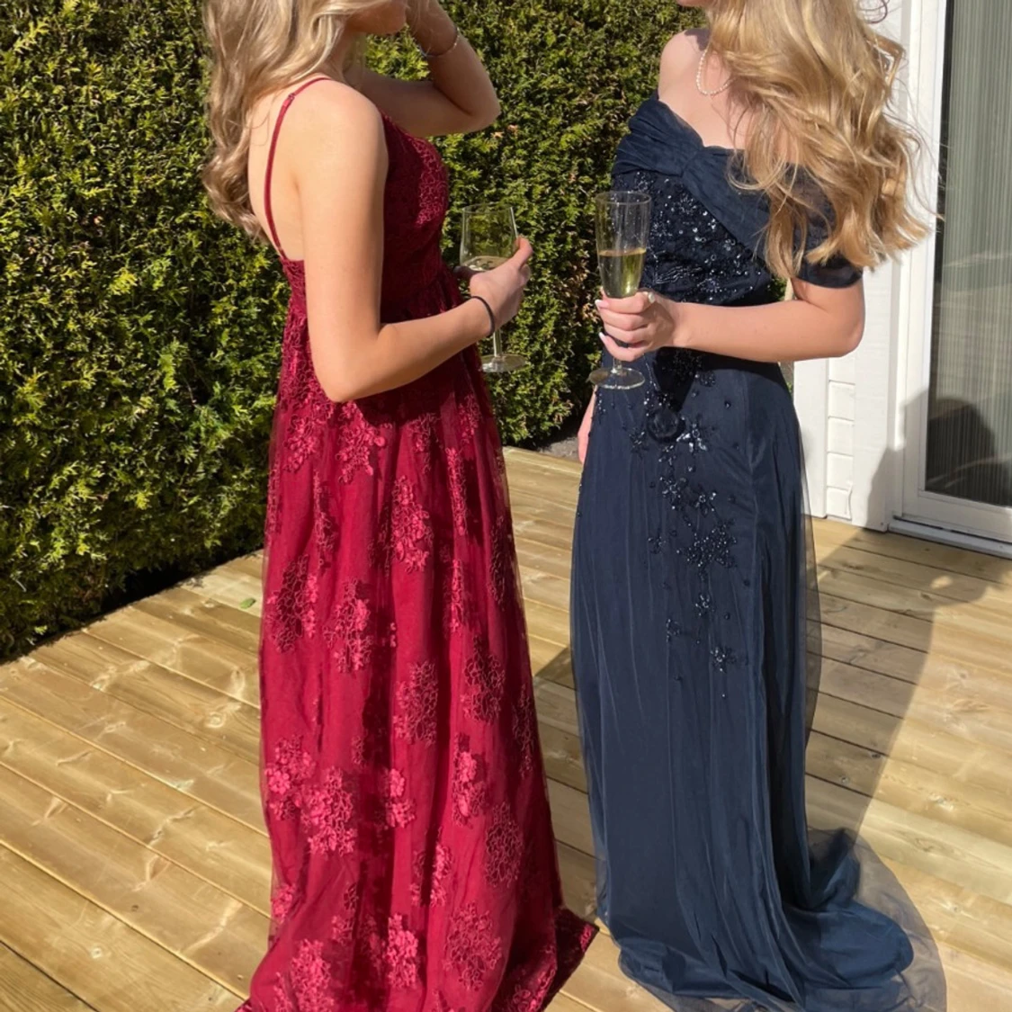 Vinröd långklänning med spetsdetaljer - 1