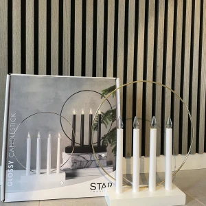Mio ljusstakar - Som det visas på bild nmr två och tre så är det svarta små prickar på vissa ställen på den guldiga ringen.  Detta var så när jag köpte dom och det är inget märkbart när dom står upp. Finns två st, 150kr st. Skriv för fler bilder.