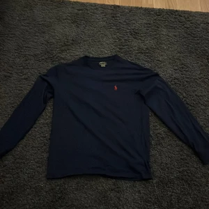 Mörkblå långärmad tröja från Ralph Lauren - Långarmad tunn tröja från Ralph lauren i nyskick och storlek s. Använd 2 gånger.