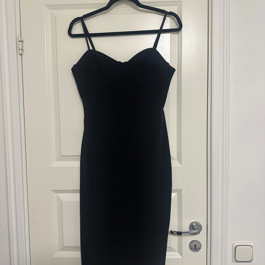 Svart klänning med smala axelband