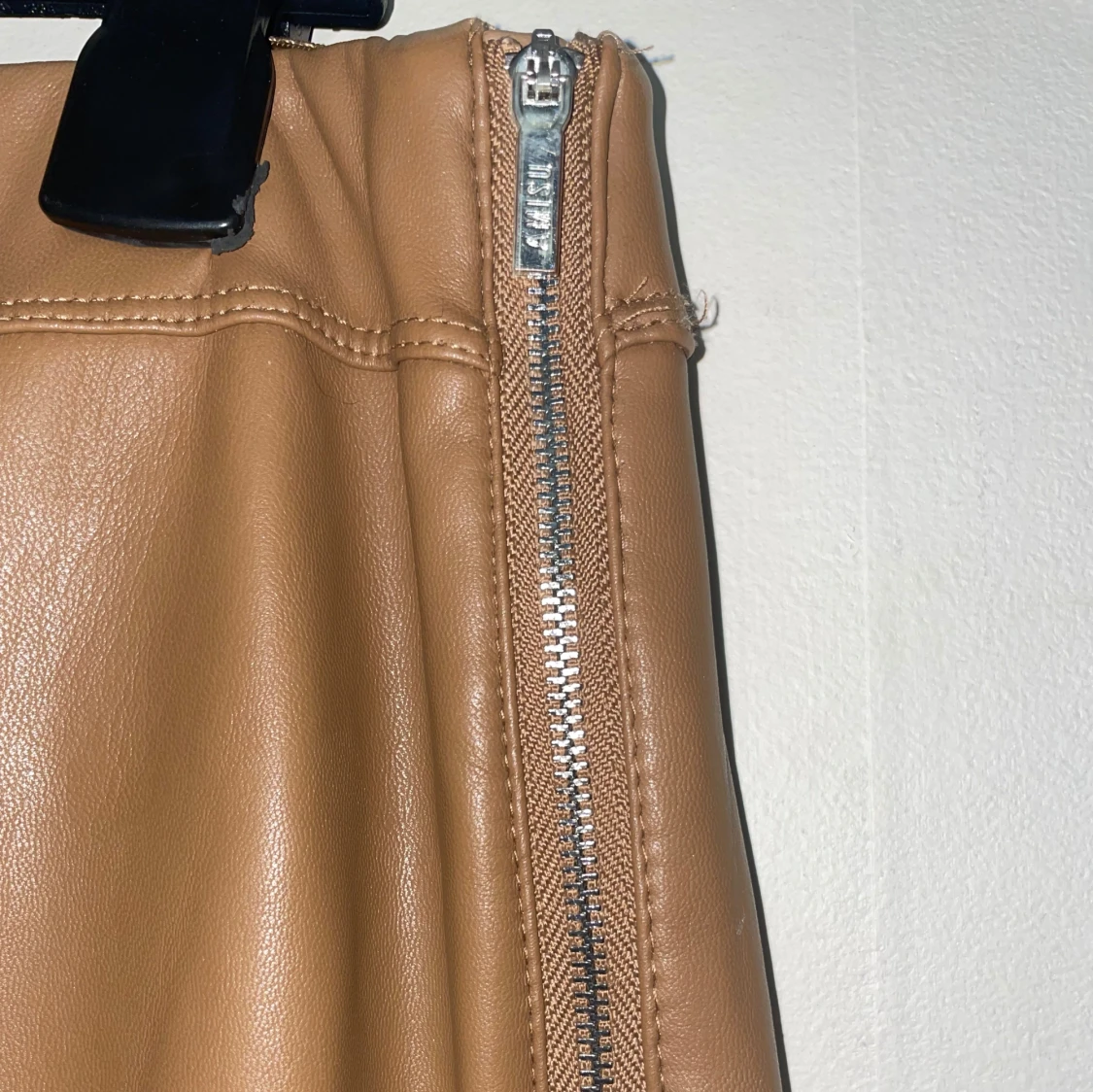 Beige skinnbyxor med dragkedja - 1