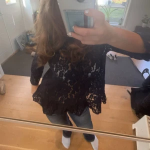 Mörkblå spetsblus  - Strl M, men passar både S och XS 💙