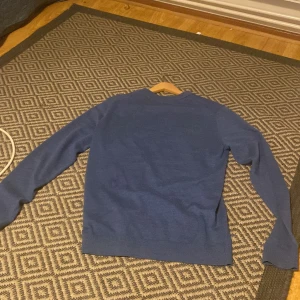 Blå stickad tröja - Säljer en tvär fet merinoull tröja! Den har en ”skinny” fit så den passar as bra på dig om du har storlek S!