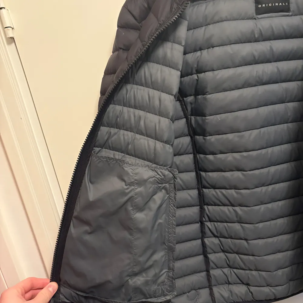 Säljer en svart pufferjacka från Colmar med dragkedja och huva. Jackan har en quiltad design och är perfekt för vår väder. Den har långa ärmar och praktiska fickor med dragkedja.. Takit.