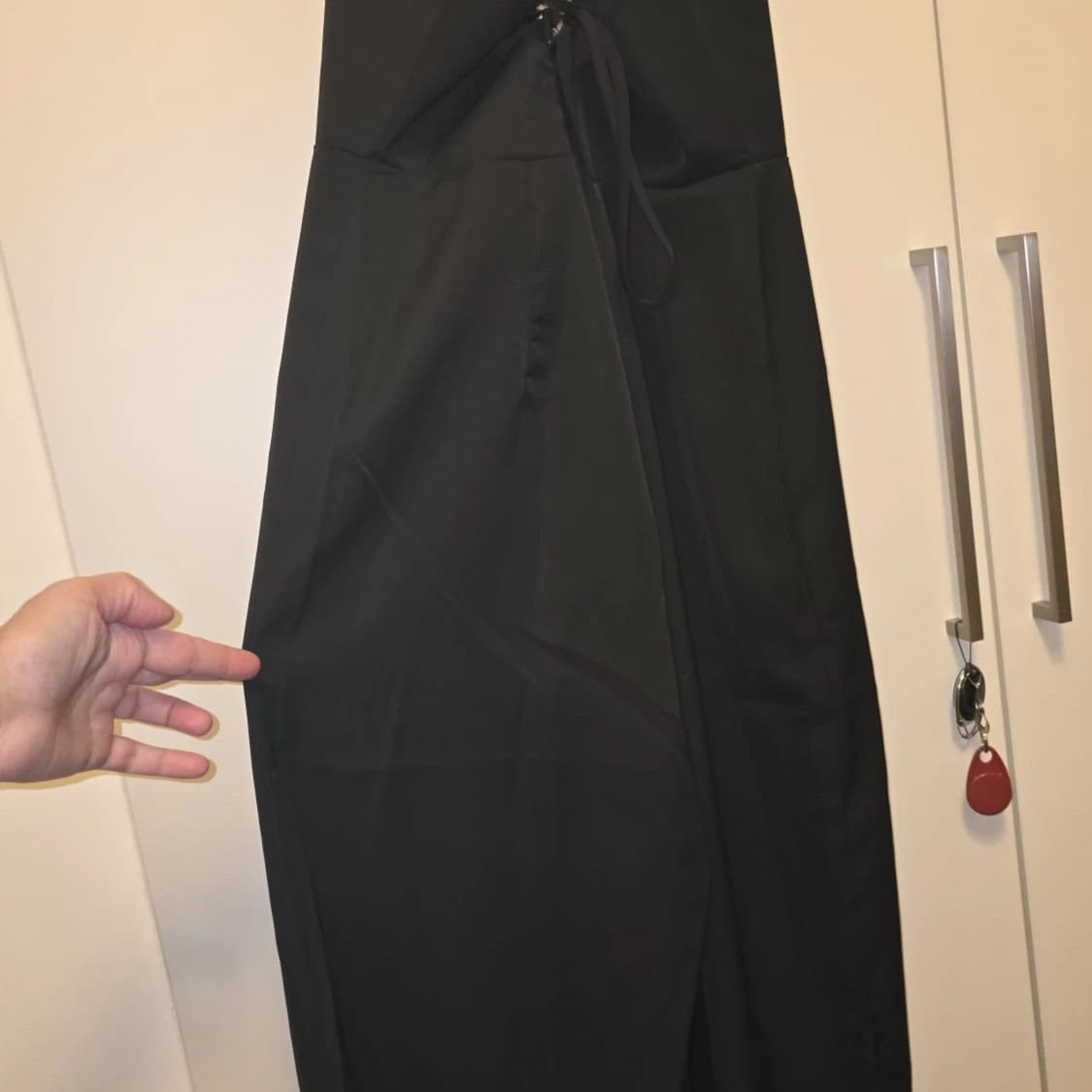 Svart långklänning med snörning - 2