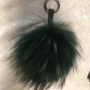 2st Stora Grön och blå pälsboll nyckelring - Säljer två fluffiga pälsbollar som nyckelringar. Perfekta som accessoarer för att ge din väska eller nyckelknippa en unik touch. Båda har en metallring för enkel fastsättning. 115kr/st  , helt ny 
