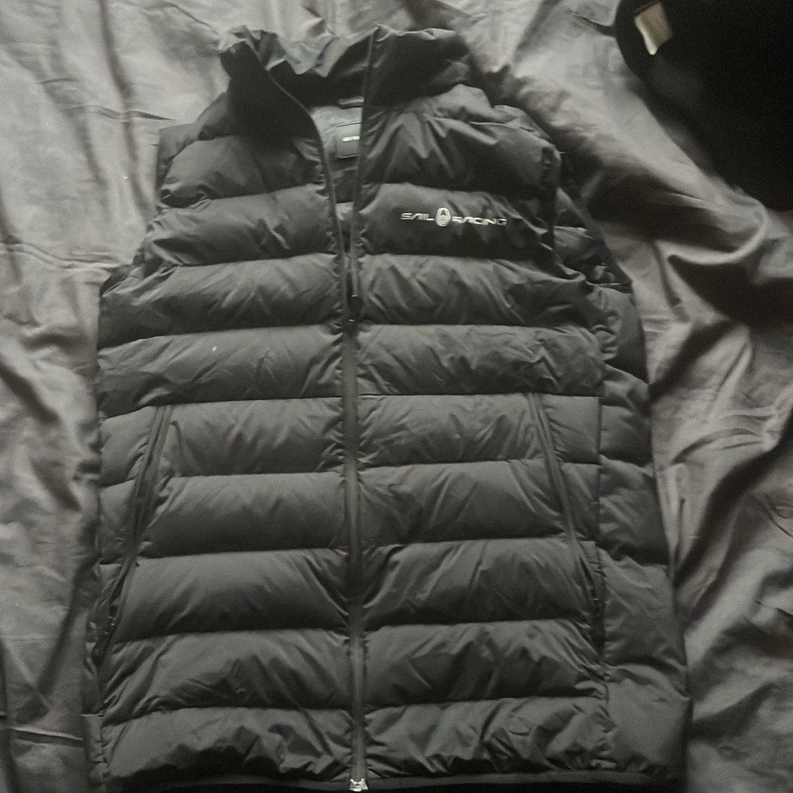 Svart dunväst från Sail Racing - 2