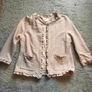 Rosa bolero/kofta  - Rosa bolero/kofta med trekvartsarmar. Köpt på Vinted men i fortsatt fint skick😊Strl L men passar även M