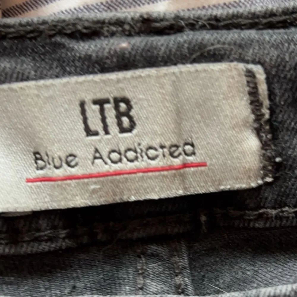 Snygga svarta jeans från LTB med en klassisk design. De har en lågmidjad passform och är perfekta för en stilren look. dessa jeans är både bekväma och trendiga.. Farkut & Housut.