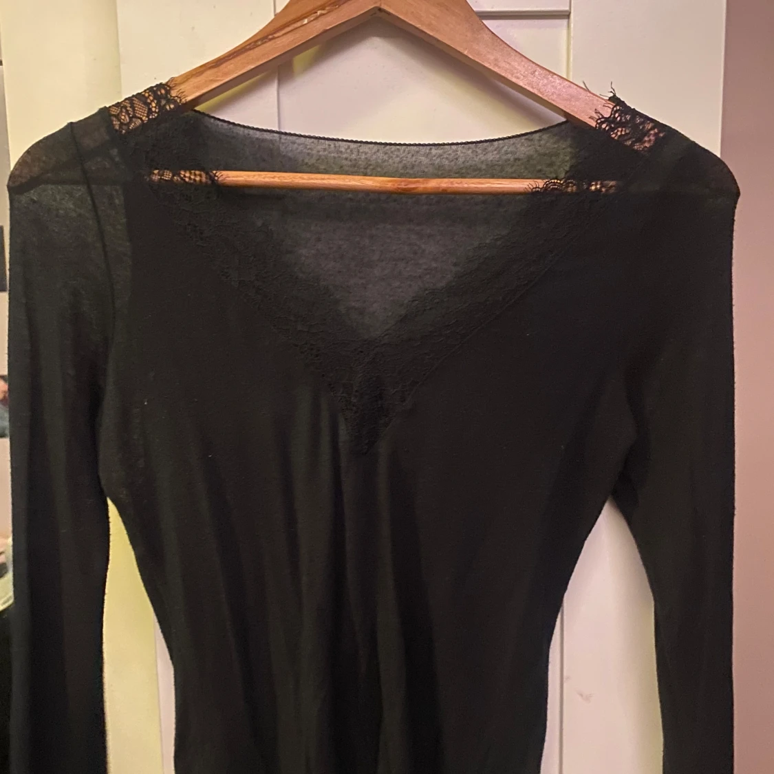 Svart topp med spetsdetaljer