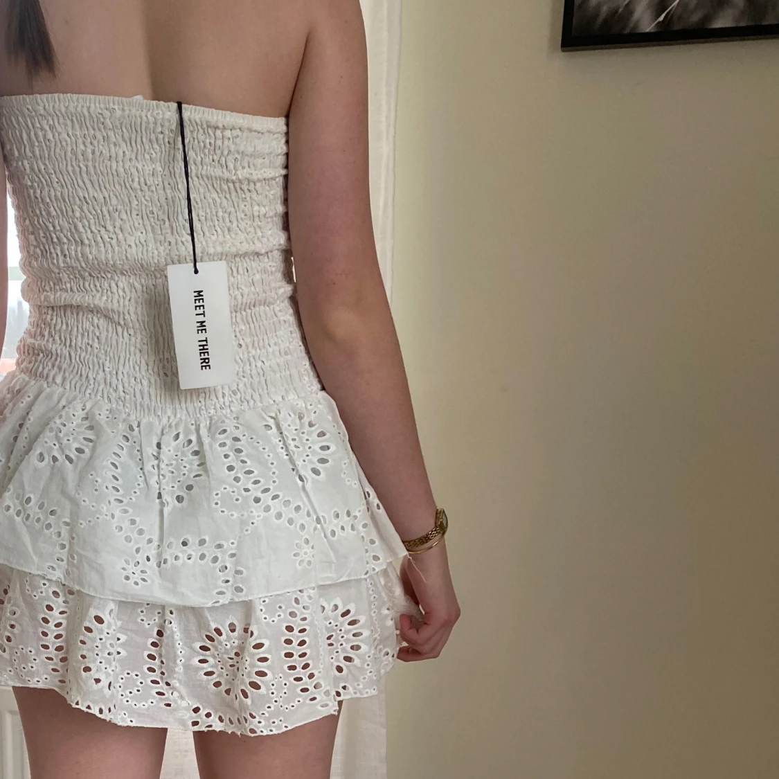 Vit axelbandslös klänning från Meet Me There - 3