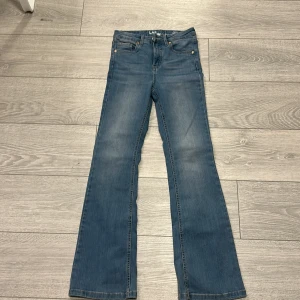 Blå jeans köpa från Kappahl  - Snygga blåa hög midjande bootcut jeans köpt från Kappahl. De har en bekväm passform. Använt 2 gånger. 