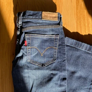 Vintage Levis 808 low waist bootcut - Levi’s 808 jeans i superskick från 80-90 talet. Low waist bootcut i fin mörkblå färg med repade detaljer.  Står ej storlek men gissar S/M, har mätt ungefär: Höft ca 75cm  Ca 103cm långa