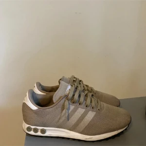 Adidas LA trainer - Säljer ett par stilrena beigea LA trainers från adidas perfekt till våren och sommaren. använda få gånger. Storlek 40,5