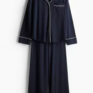 Pyjamas - Säljer min fina satinpyjamas då den inte kommer till användning. Den är använd ett fåtal gånger och i gott skick💕