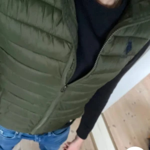 Grön dunväst med dragkedja - Säljer en snygg grön dunväst med dragkedja framtill. Västen har en quiltad design och är perfekt för lager-på-lager under kyligare dagar. Den har en normal passform och är idealisk för både höst och vår. Priset är inte skrivet i sten och är öppen för prisförslag⚜️🍾