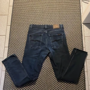 Nudie jeans  - Säljer ett par tvär feta nudie jeans då de inte andvänds längre. Skick 5/10 defekt syns på sista bilden🤳W28 L30 | Moddel Slim | tar emot byten 🔃fraktar inom 24h och vid mer eventuella frågor kontakta oss😊